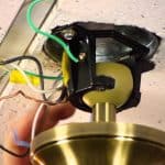 colocando los cables en la pared