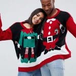 pareja dentro del mismo jersey de navidad